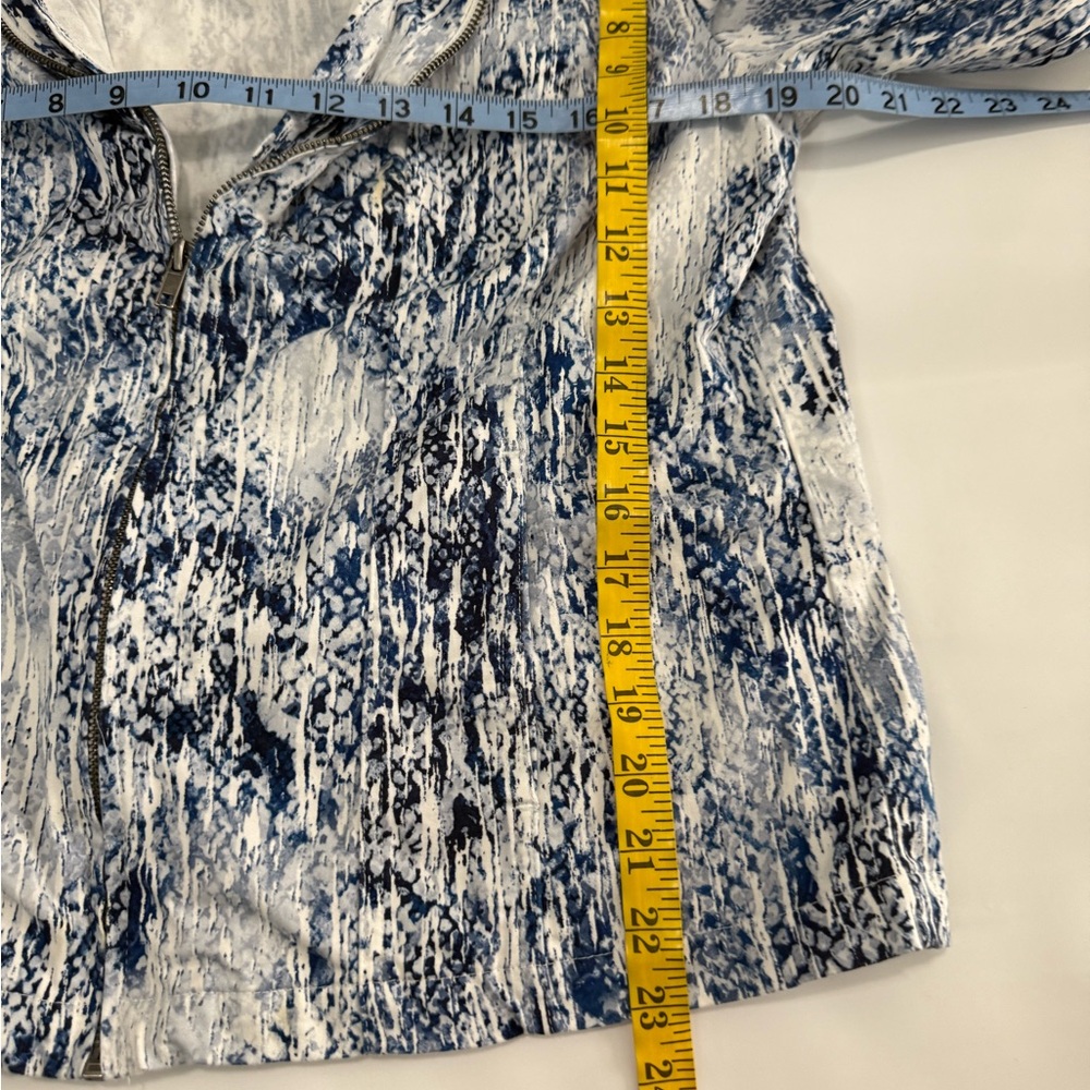 Chicos Women's Blue and White abstract zip up lightweight jacket size large (2) - Picture 10 of 13
